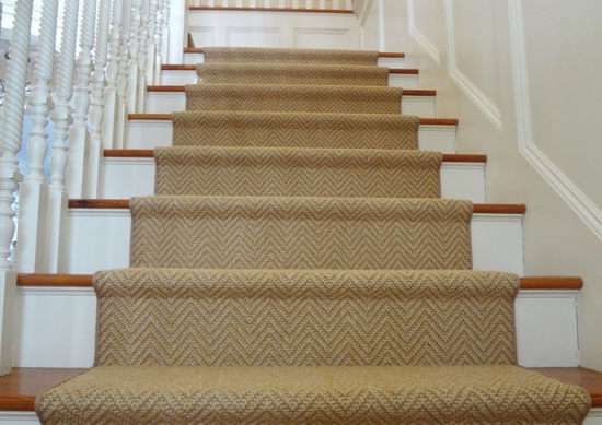 Nhân viên giặt thảm cầu thang trong tòa nhà