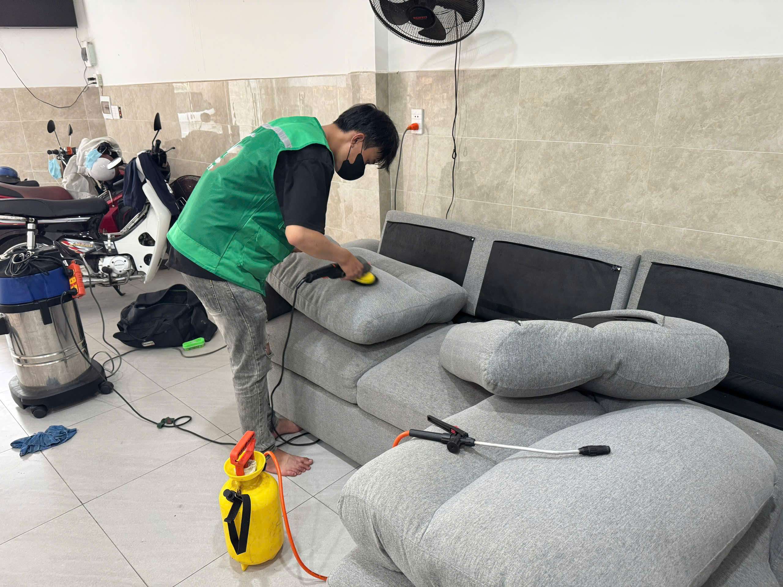 đội ngũ nhân viên vệ sinh 365 vệ sinh sofa