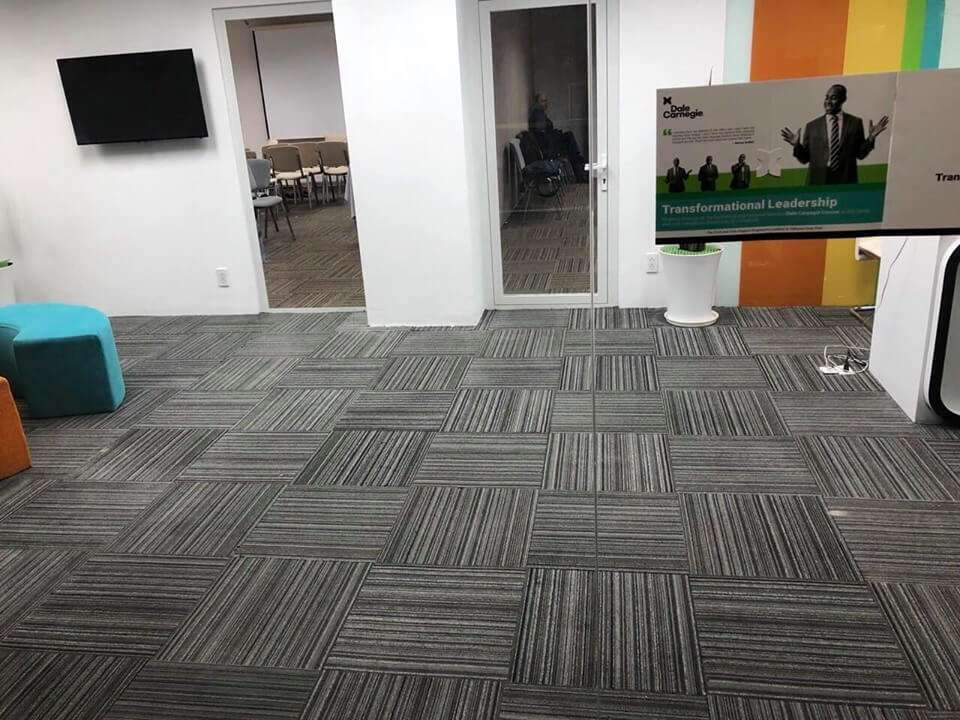 Nhân viên Vệ Sinh 365 đang giặt thảm văn phòng bằng máy công nghiệp